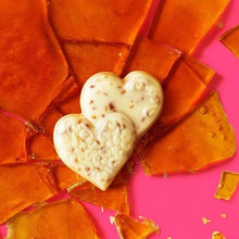 画像をギャラリービューアに読み込む, [選べるセット数 まとめ買いでお得] 1セット2袋入り ギラデリ バレンタイン 限定 ホワイトチョコレート クリームブリュレ味 デュエット ハート 1袋 4.1oz(116.4g) Ghirardelli
