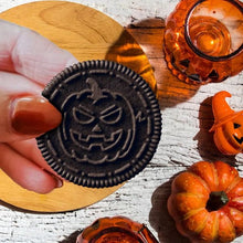 画像をギャラリービューアに読み込む, [選べる袋数 まとめ買いでお得] ハロウィン限定 アメリカのお菓子 オレオ ハロウィン ブー！ オレンジクリーム 6種のクッキーデザイン 1袋 1lb 2.71oz 530g Nabisco ナビスコ
